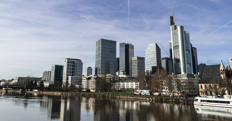 Fototapeta na wymiar Frankfurter Skyline mit Main im Vordergrund, Deutschland