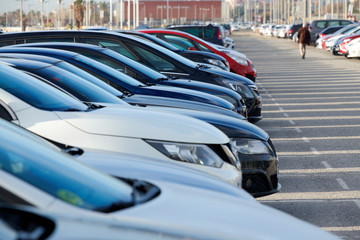 Coches aparcados en parking viejo