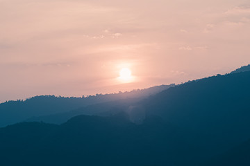 Obraz premium At sunset mountain landscape of silhouette. Sun Setting Behind Mountains. Sunset Over Mountain.