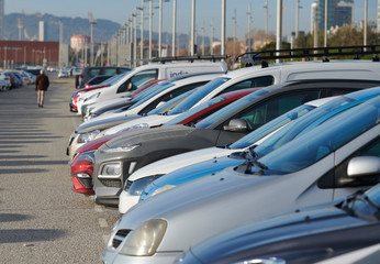 Coches aparcados en parking viejo