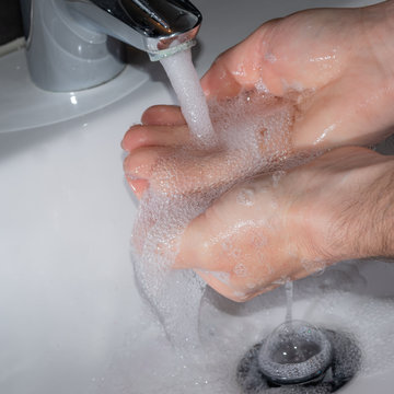 Hände mit Seife und Wasser gut reinigen - waschen