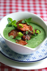 Bärlauchsuppe mit Pfälzer Würstl und Kräutern 