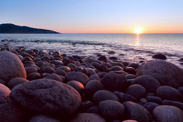 Obraz premium Rocky beach on the shore of the Barents Sea at sunset