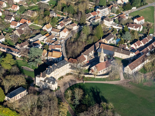 vue aérienne du château de Jambville et du village dans le Val d'Oise en France