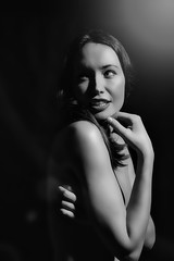 Fototapeta premium Porträt einer jungen Frau, nackt mit verdeckten Brüsten in schwarz&weiß