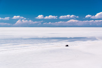 Fototapeta na wymiar SUV car in Salar de Uyuni (Uyuni salt flats), Potosi, Bolivia