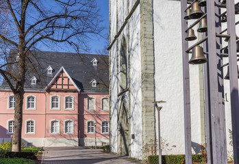 Fototapeta na wymiar Jacobi church and pink building in Lippstadt, Germany