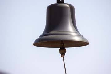 金属の鐘を鳴らすところ