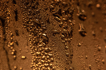 gotas de agua sobre metal