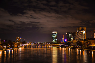 Obraz premium Long exposure for the river main in the city Frankfurt 