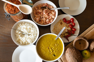 Lankijskie jedzenie, dal, pol sambol, roti, rice