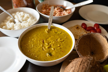 Lankijskie jedzenie, dal, pol sambol, roti, rice