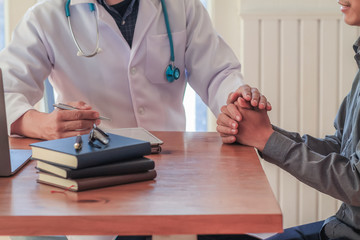 The doctor is checking the patient's condition and diagnosing the disease, along with giving advice and concern for the patient. The idea of ​​showing tenderness from doctors and encouraging patients