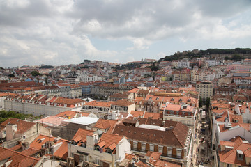 Fototapeta na wymiar Lissabon, Portugal: Blick über die Altstadt Baixa und den Praça da Figueira auf die Burg Castelo de São Jorge
