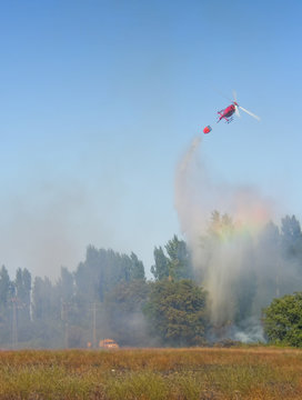 Un incendio en el bosque es apagado por un helic&oacute;ptero de bomberos
