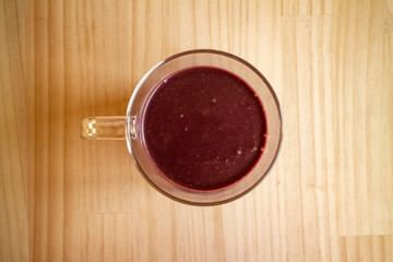 ガラスのマグカップのアサイードリンク a glass cup of açaí drink  3