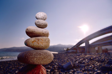 海岸の石積みと陽光