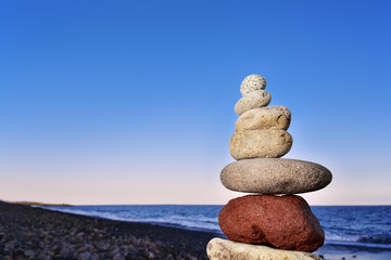 夕暮れの石積みと水平線