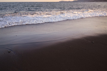 夕暮れ時の砂浜と水平線
