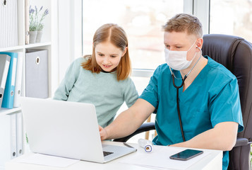 Obraz premium Lovely little girl with doctor