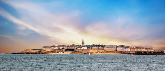 Fototapeta na wymiar Saint-Malo. Panoramique sur la ville vu depuis Dinard. Ille-et-Vilaine. Bretagne