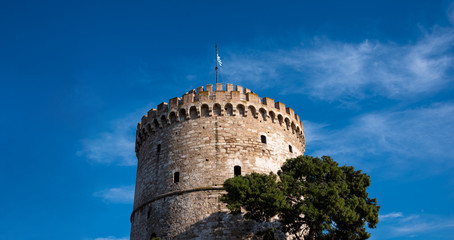 Fototapeta na wymiar White Tower of Thessaloniki against blue sky at daytime..