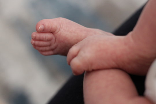 Little newborn baby girl foots