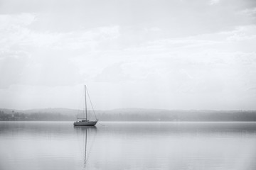 Fineart Starnberger See Segelboot und Alpen in schwarz weiss