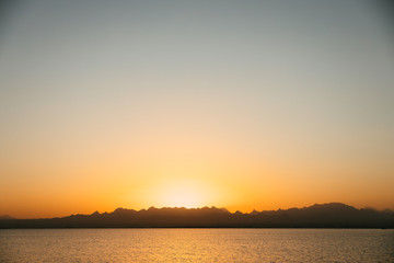 Sonnenuntergang am roten Meer
