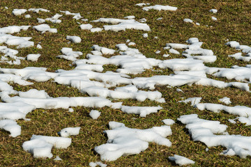 Schneereste auf einer Wiese
