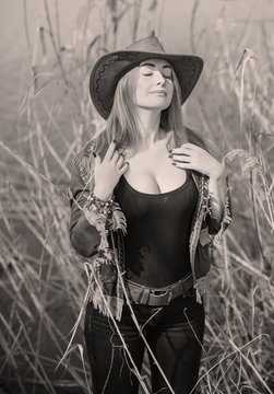 Plus size ( L - XL size) professional model in American country style leather boho jacket and cowboy hat at nature 