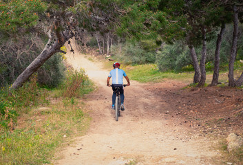 Obraz premium man biking threw the woods on local trail