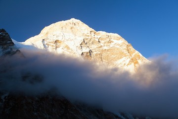 Mount Makalu mit Wolken, Nepal Himalaya-Gebirge