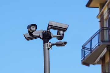 Security cameras on the pole . tvcc Sourveillance