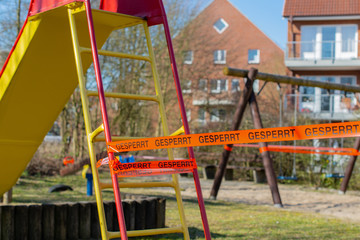Fototapeta na wymiar Kinderspielplatz gesperrt wegen dem Corona Virus
