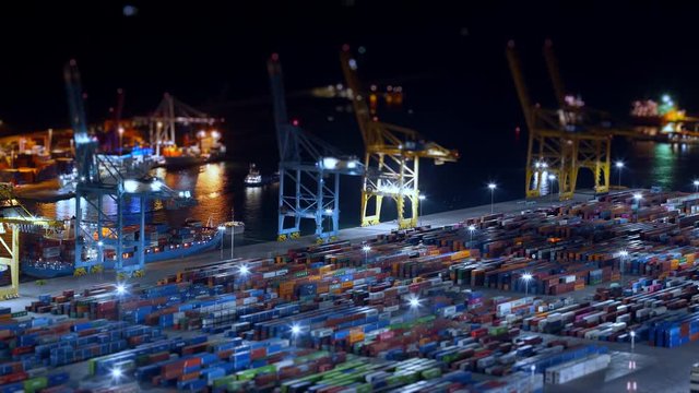 Zona industrial en puerto de barcelona, contenedores y trafico mar&iacute;timo por la noche
