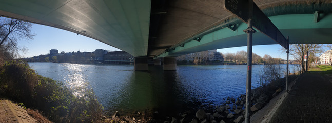Unter der Schlossbrücke in Mülheim an der Ruhr