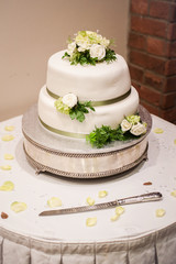 Obraz na płótnie Canvas White and Green Wedding Cake