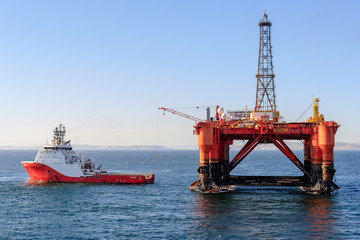 INVERGORDON, SCOTLAND - 2016 OCTOBER 6. AHTS vessel Siem Garnet receive Pennant wire from the oil...