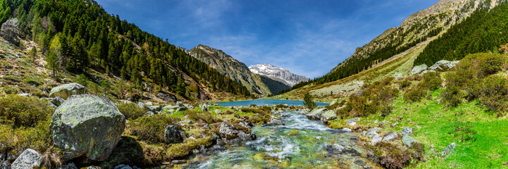 Gebirgsbach in den Bergen