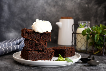 Chocolate brownie with ice cream - a classic American dessert.
