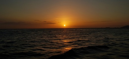 Fototapeta na wymiar Sunset in the middle of sea 2