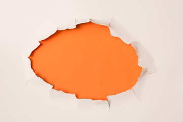 agujero en papel blanco con fondo naranja