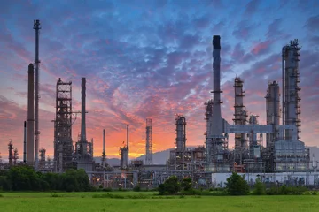 Rolgordijnen Oil Refinery factory at sunrise. © funfunphoto