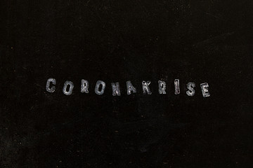 Coronakrise als Schrift mit weisser Kreise, auf schwarzer Tafel