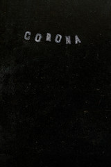 Corona als Schriftzug auf einer schwarzen Tafel mit weisser Kreide geschrieben