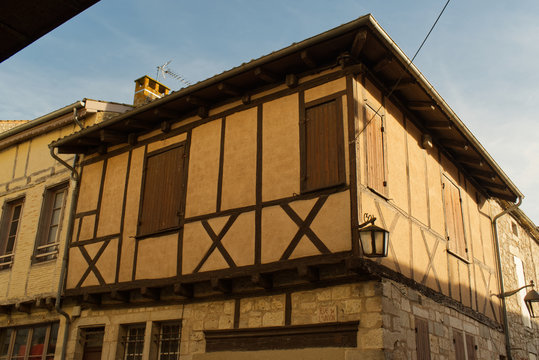 Maison &agrave; colombage &agrave; Montflanquin village du d&eacute;partement du Lot et Garonne un des plus beau village de France