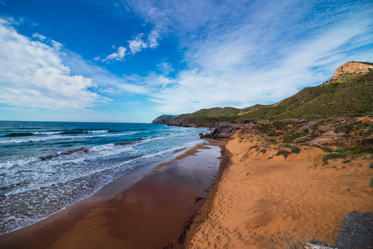 las olas del mar llegando a las dunas de la playa