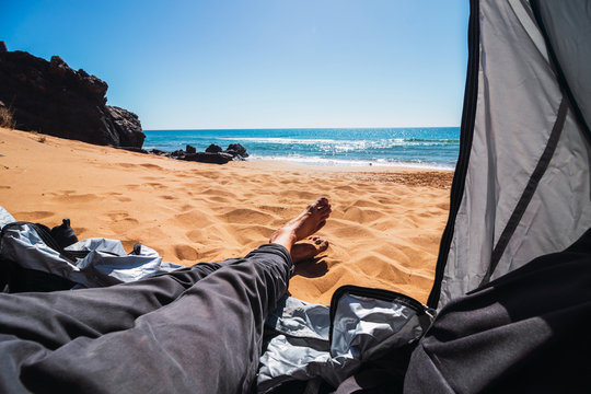 disfrutando del sol en una tienda de campa&ntilde;a a la orilla del mar