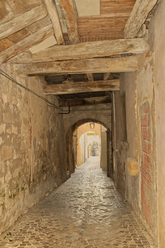 La charpente d'un passage en enfilade &agrave; Montflanquin village du d&eacute;partement du Lot et Garonne un des plus beau village de France